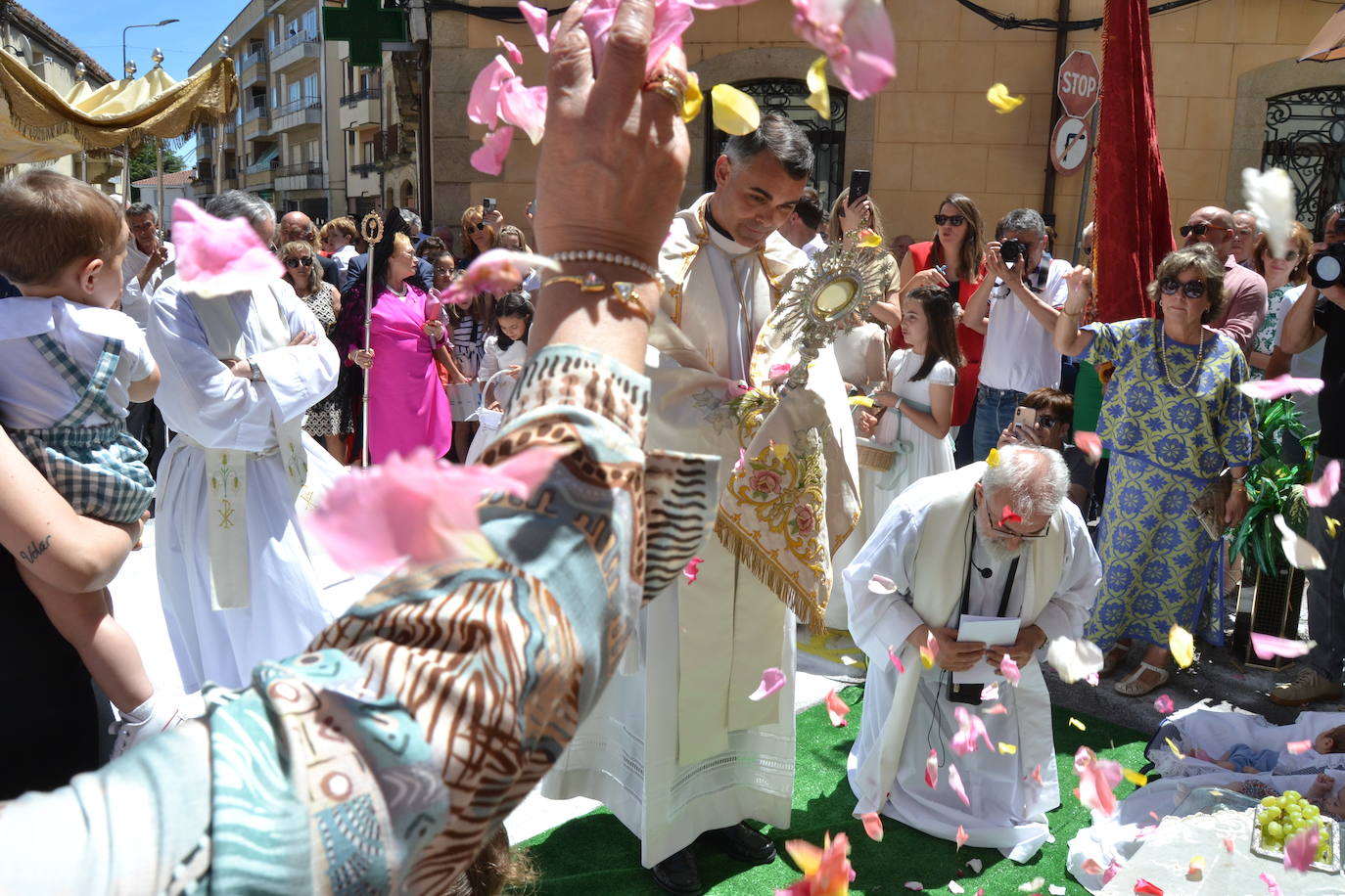 Vitigudino y el fervor del Corpus desfilan por las calles