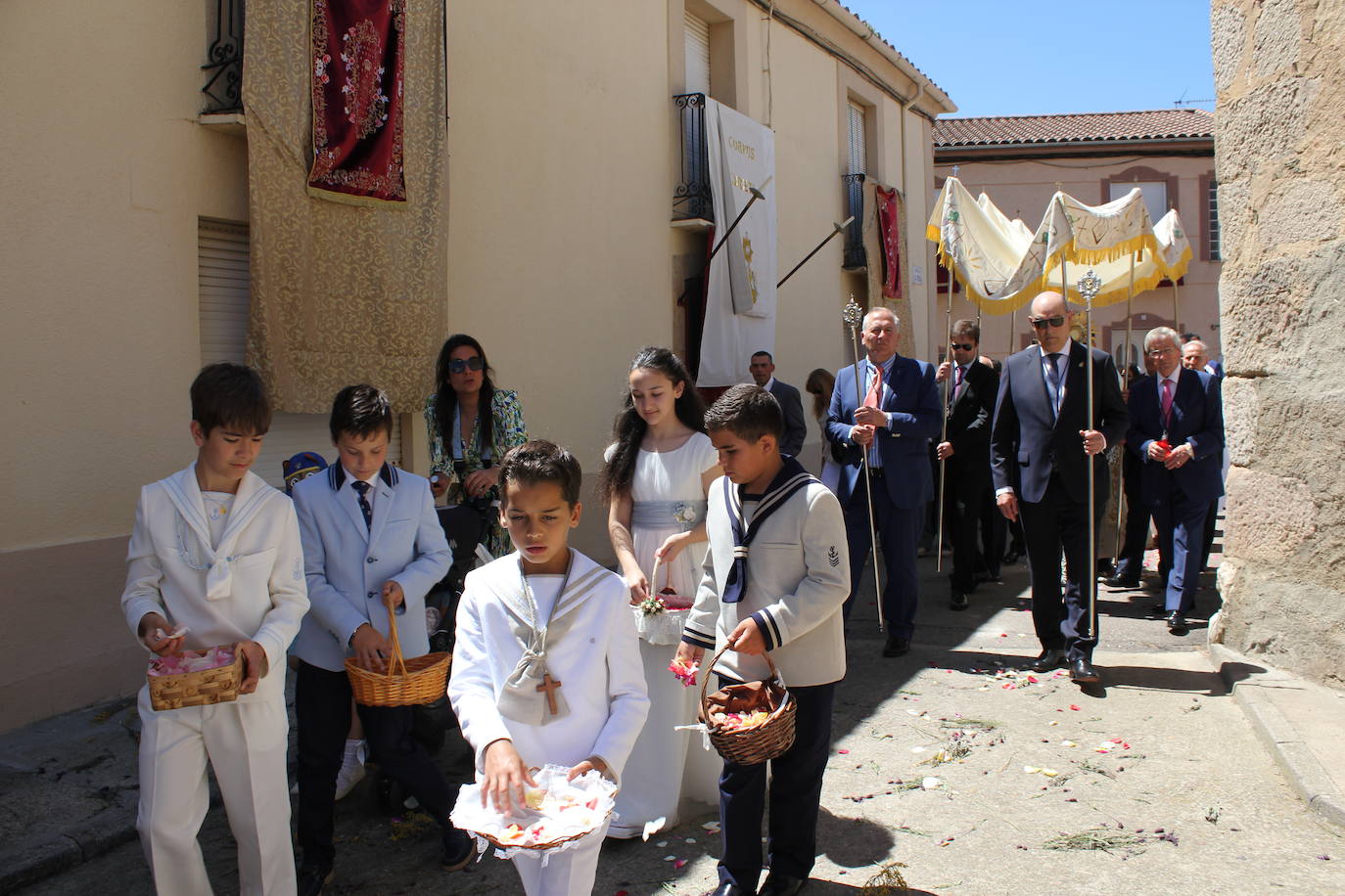 Regocijo y bendiciones múltiples en el Corpus de La Fuente de San Esteban