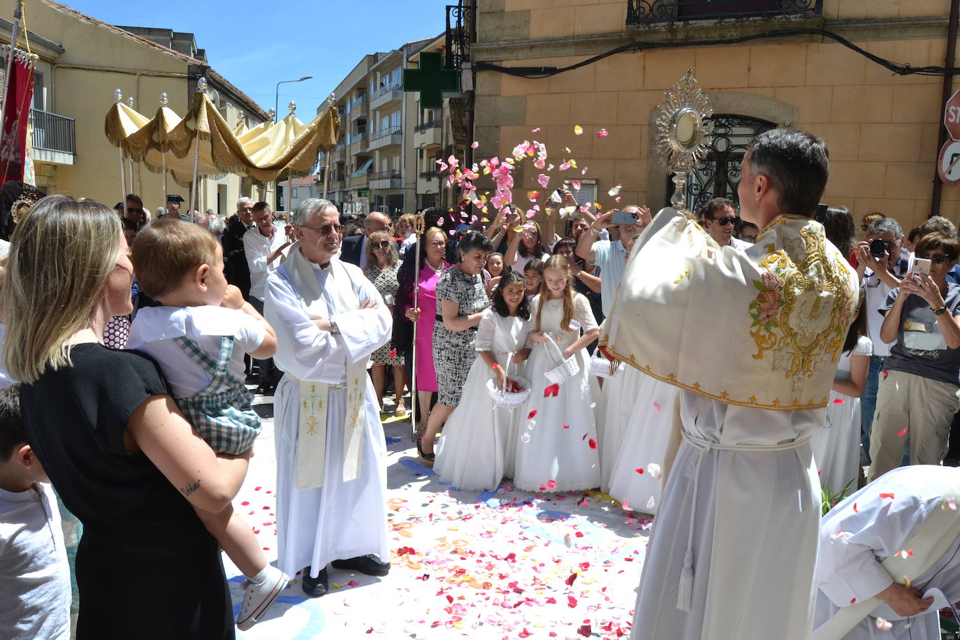 Vitigudino y el fervor del Corpus desfilan por las calles