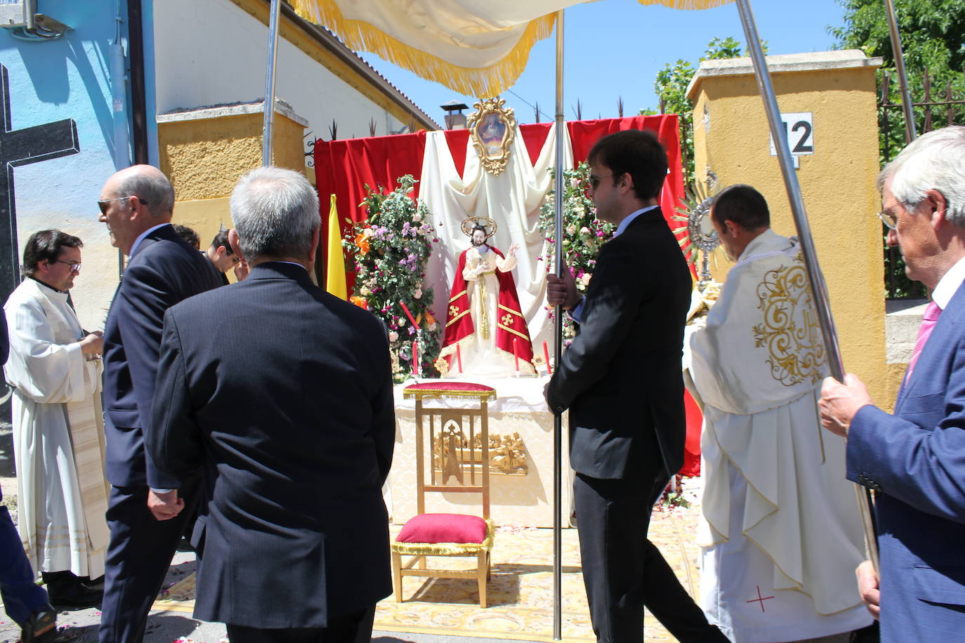 Regocijo y bendiciones múltiples en el Corpus de La Fuente de San Esteban