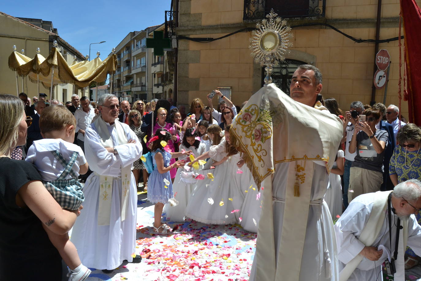 Vitigudino y el fervor del Corpus desfilan por las calles