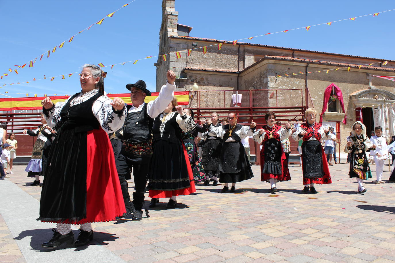 Regocijo y bendiciones múltiples en el Corpus de La Fuente de San Esteban