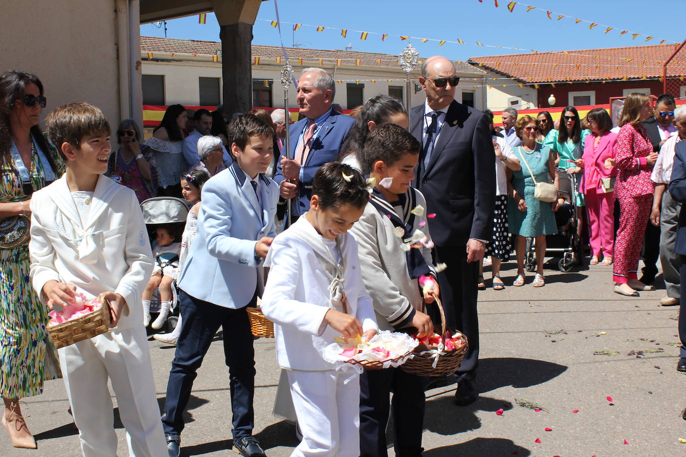 Regocijo y bendiciones múltiples en el Corpus de La Fuente de San Esteban