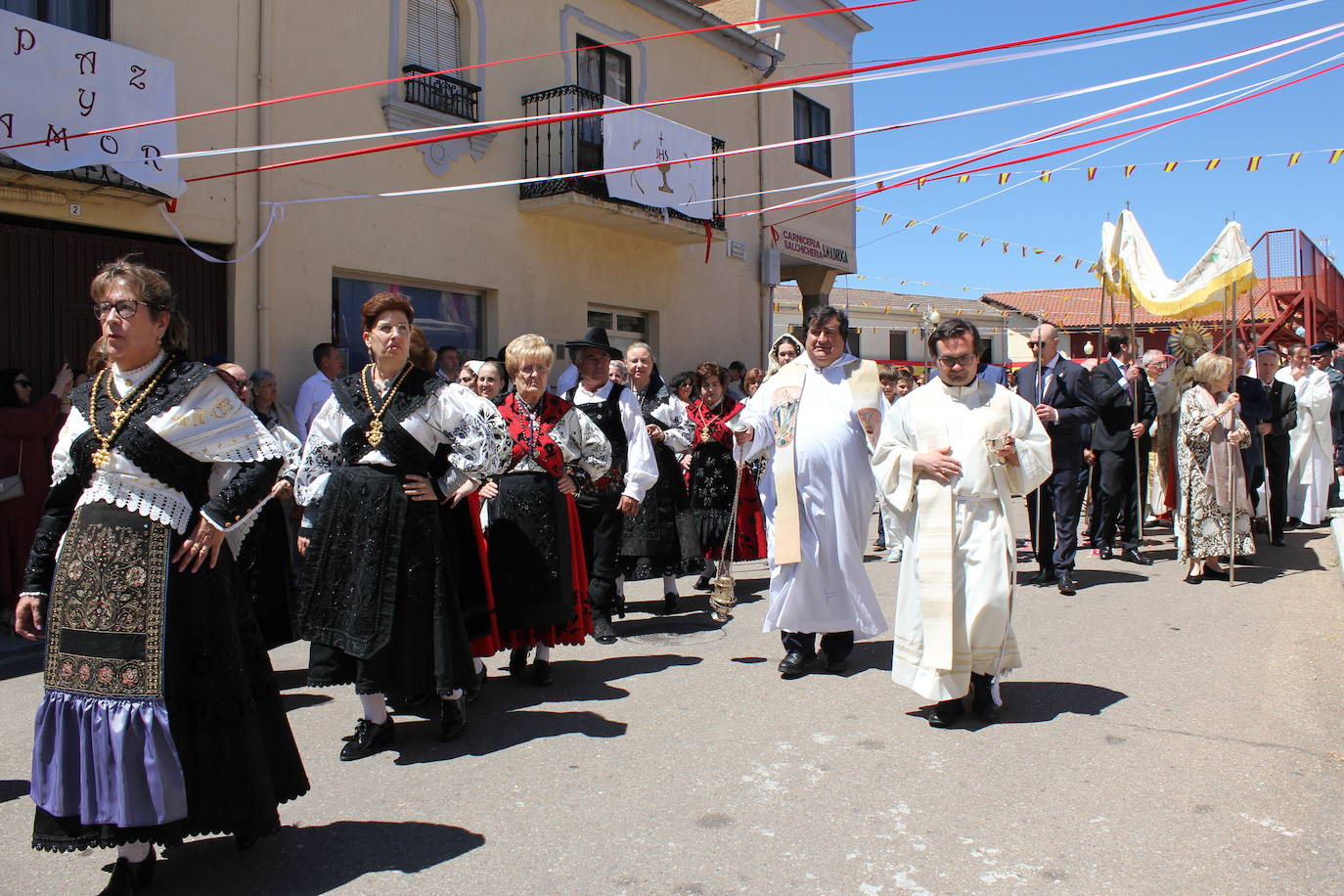 Regocijo y bendiciones múltiples en el Corpus de La Fuente de San Esteban