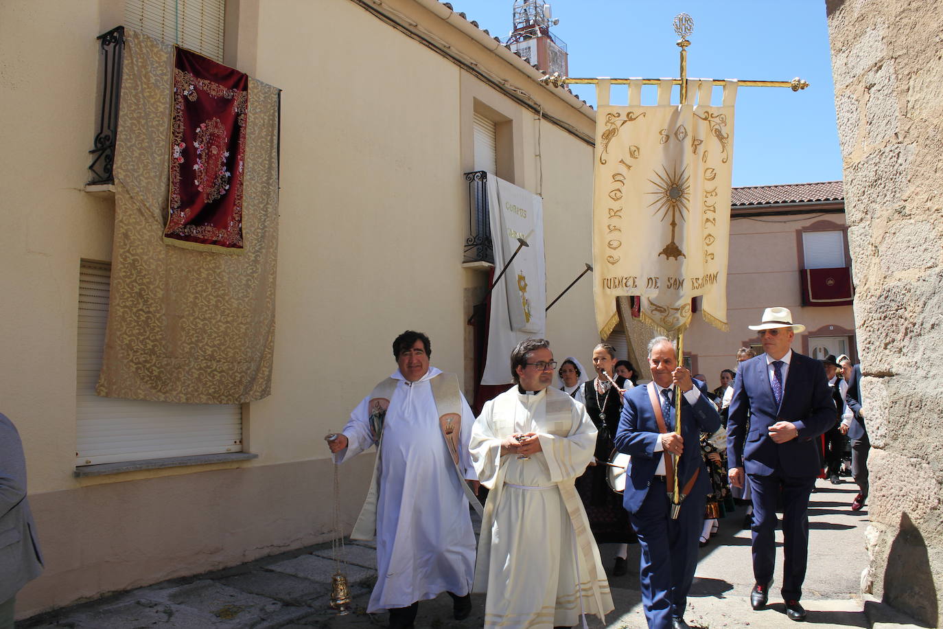 Regocijo y bendiciones múltiples en el Corpus de La Fuente de San Esteban