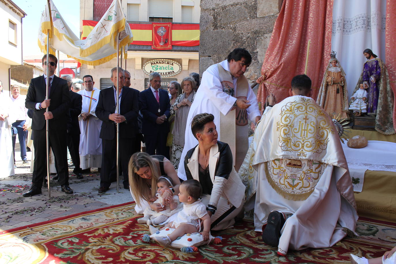 Regocijo y bendiciones múltiples en el Corpus de La Fuente de San Esteban