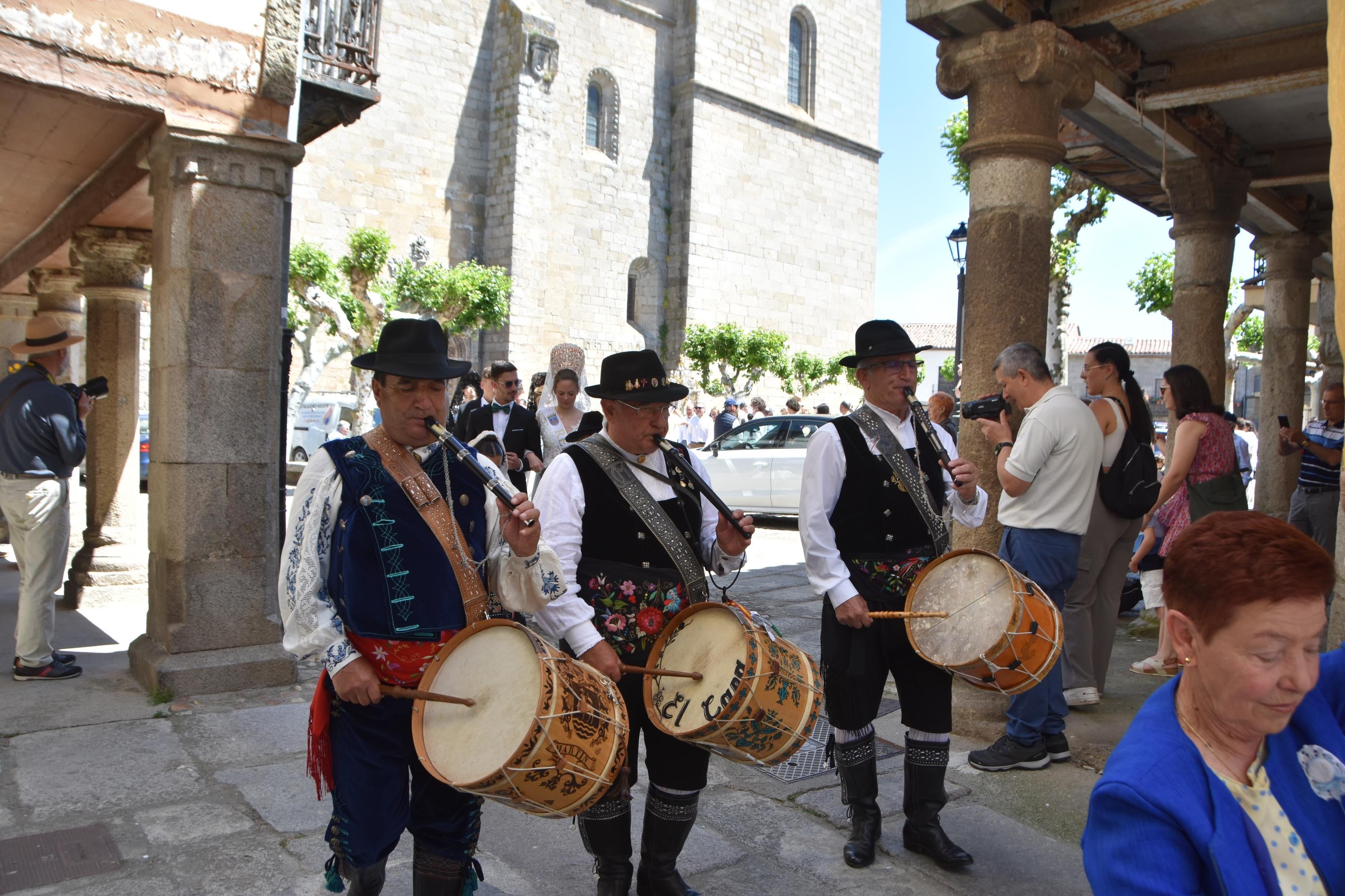 Mantones y pétalos engalanan la villa ledesmina