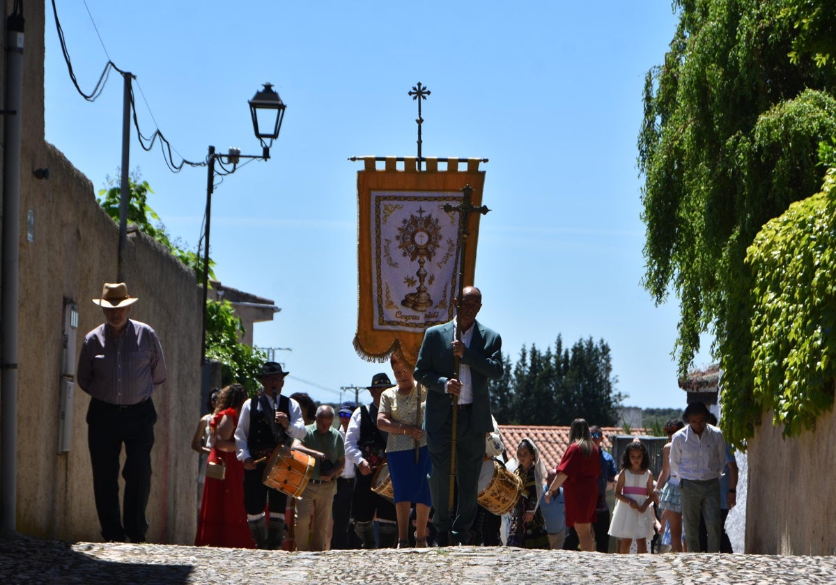 Mantones y pétalos engalanan la villa ledesmina