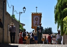 La comitiva que encabezó la procesión por una de las calles empedradas de Ledesma