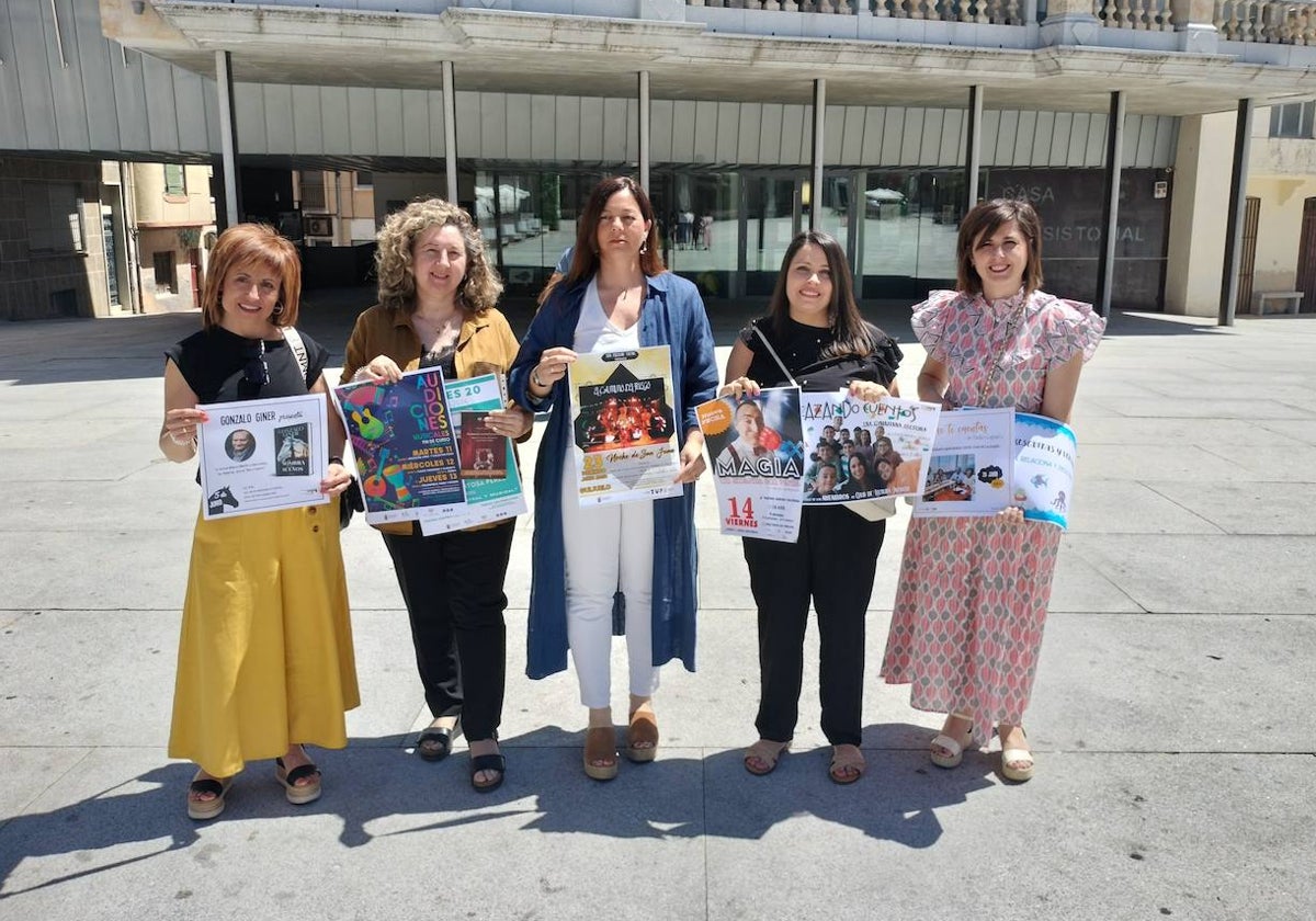 Las responsables de centro cultural y biblioteca han presentado la programación de junio en la Plaza Mayor.