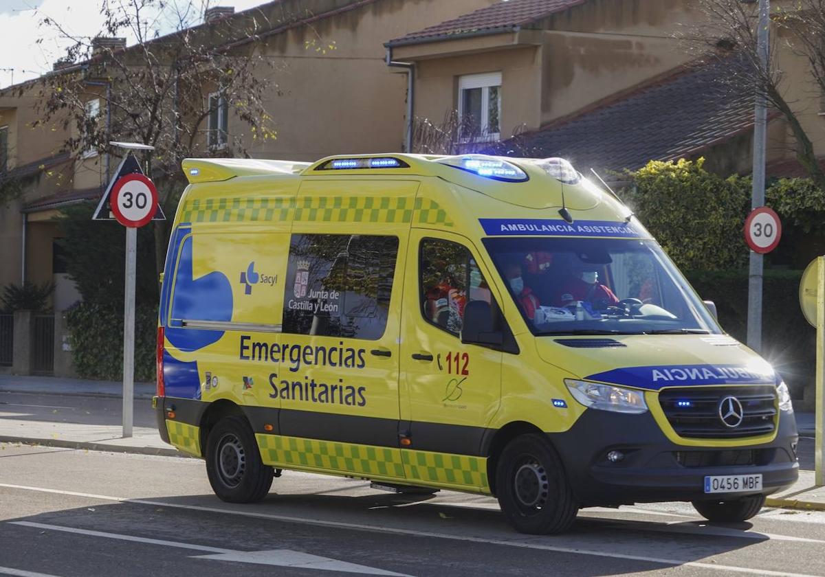 Una ambulancia circula por la capital.