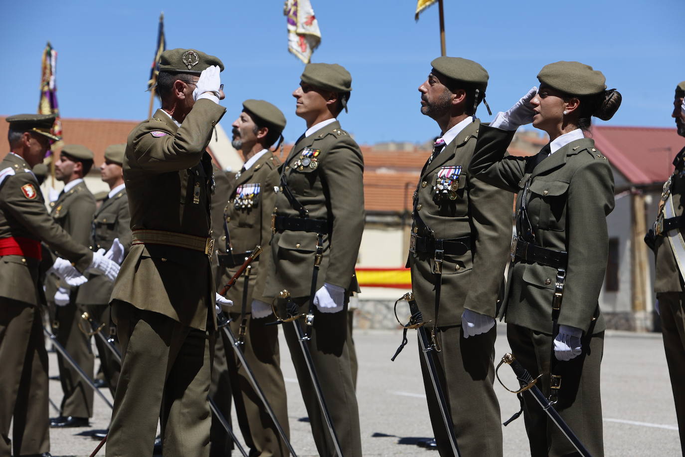 Un recuerdo en el día de San Fernando a los que «sirven más allá de estas fronteras»