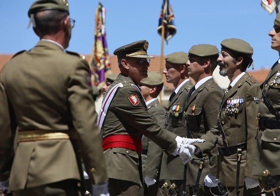 Los militares desfilan por el patio del cuartel de Ingenieros ante la atenta mirada de los asistentes