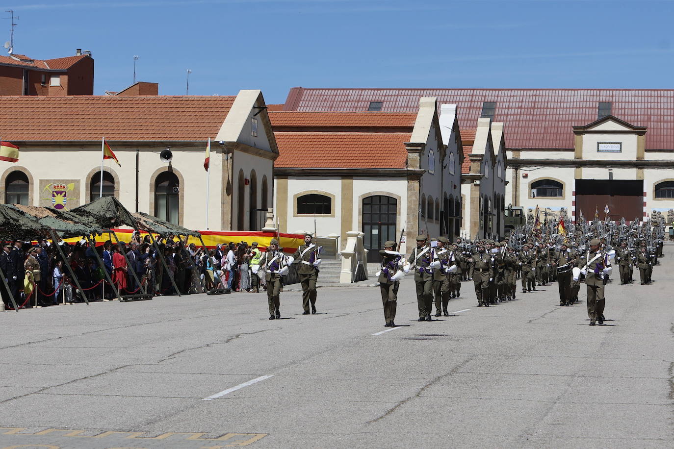 Un recuerdo en el día de San Fernando a los que «sirven más allá de estas fronteras»