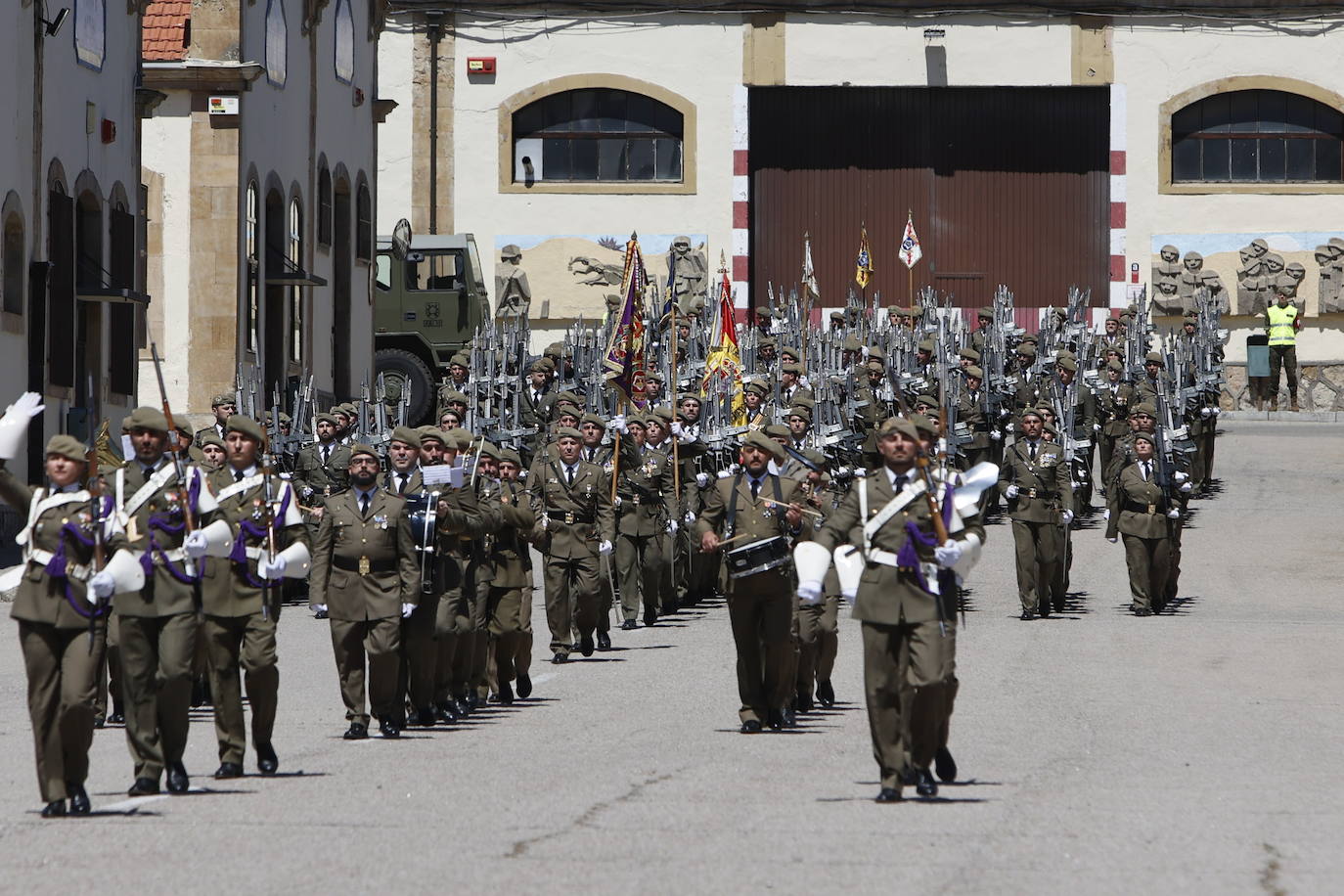 Un recuerdo en el día de San Fernando a los que «sirven más allá de estas fronteras»