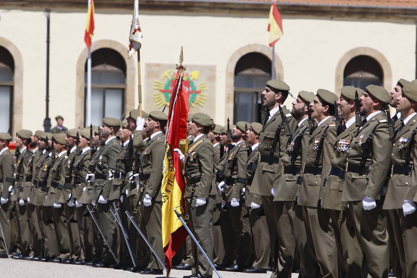 Un recuerdo en el día de San Fernando a los que «sirven más allá de estas fronteras»