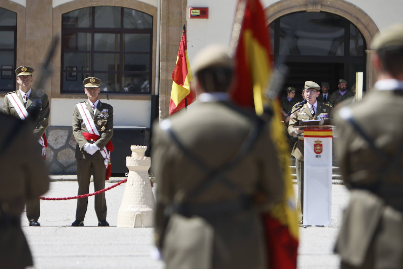 Un recuerdo en el día de San Fernando a los que «sirven más allá de estas fronteras»