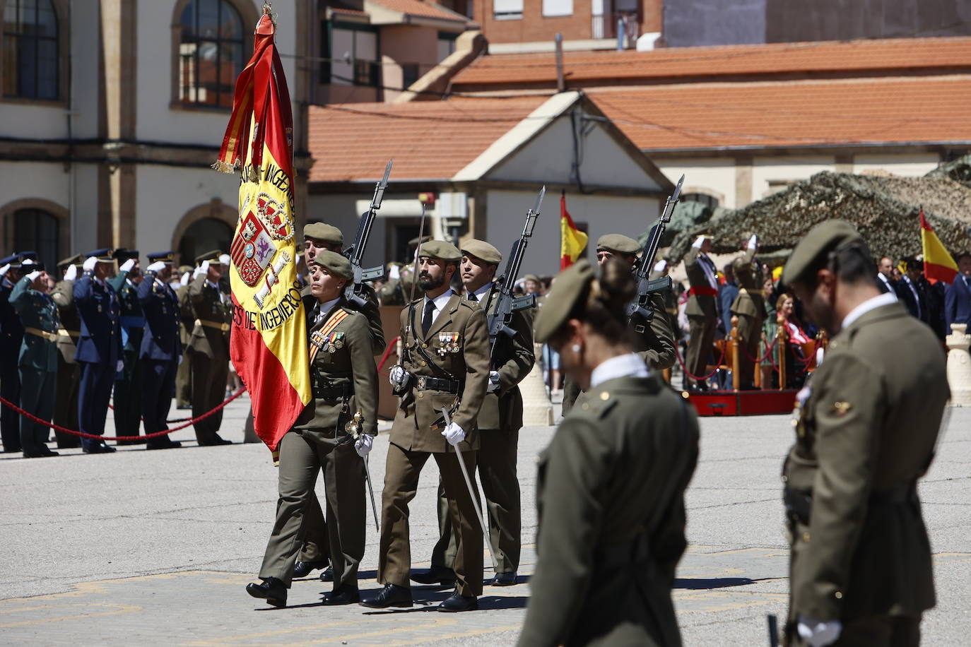 Un recuerdo en el día de San Fernando a los que «sirven más allá de estas fronteras»