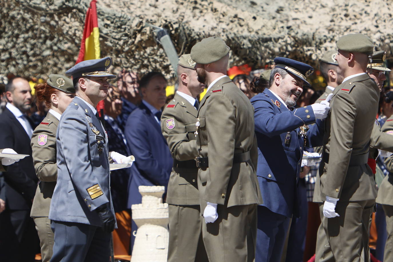 Un recuerdo en el día de San Fernando a los que «sirven más allá de estas fronteras»