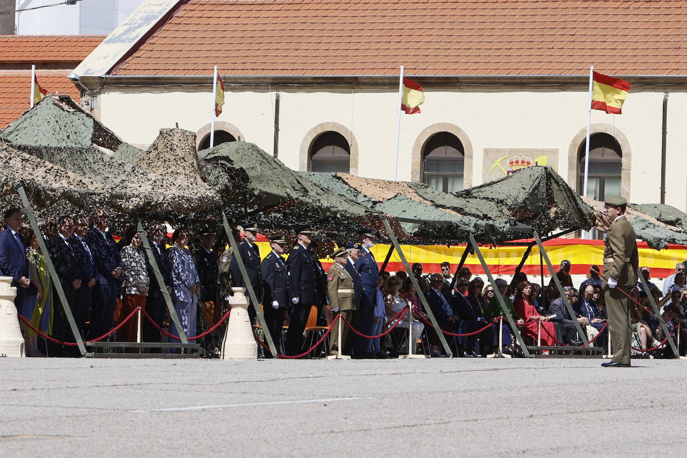 Un recuerdo en el día de San Fernando a los que «sirven más allá de estas fronteras»