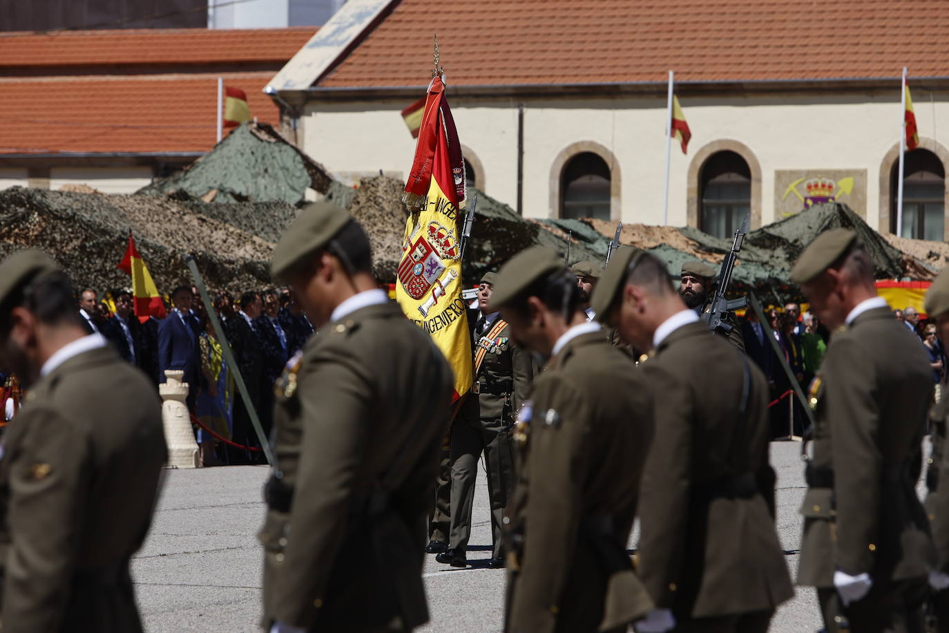 Un recuerdo en el día de San Fernando a los que «sirven más allá de estas fronteras»