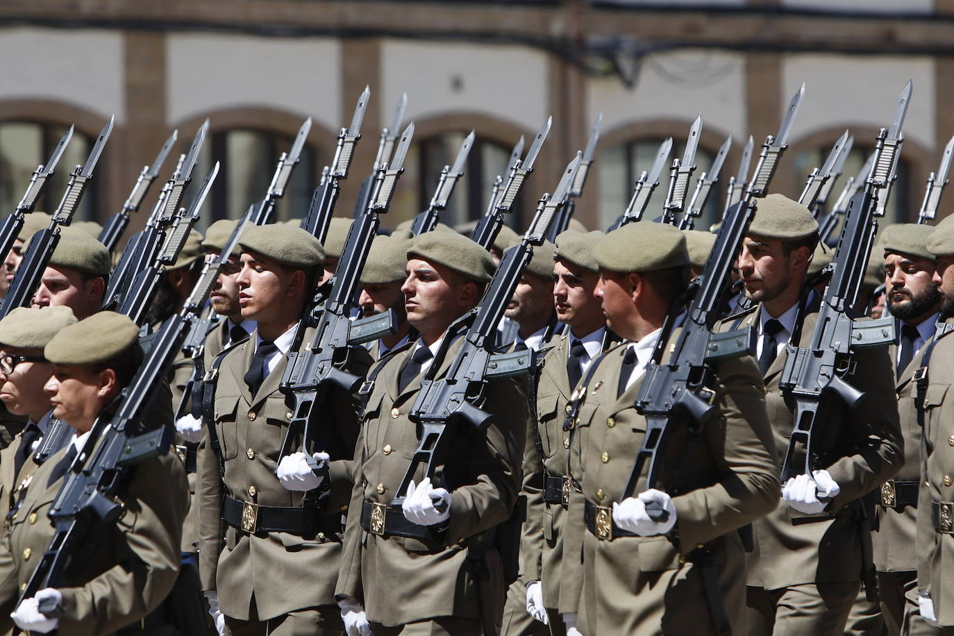 Un recuerdo en el día de San Fernando a los que «sirven más allá de estas fronteras»