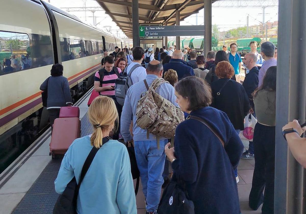 Una imagen de viajeros en la estación de Salamanca.