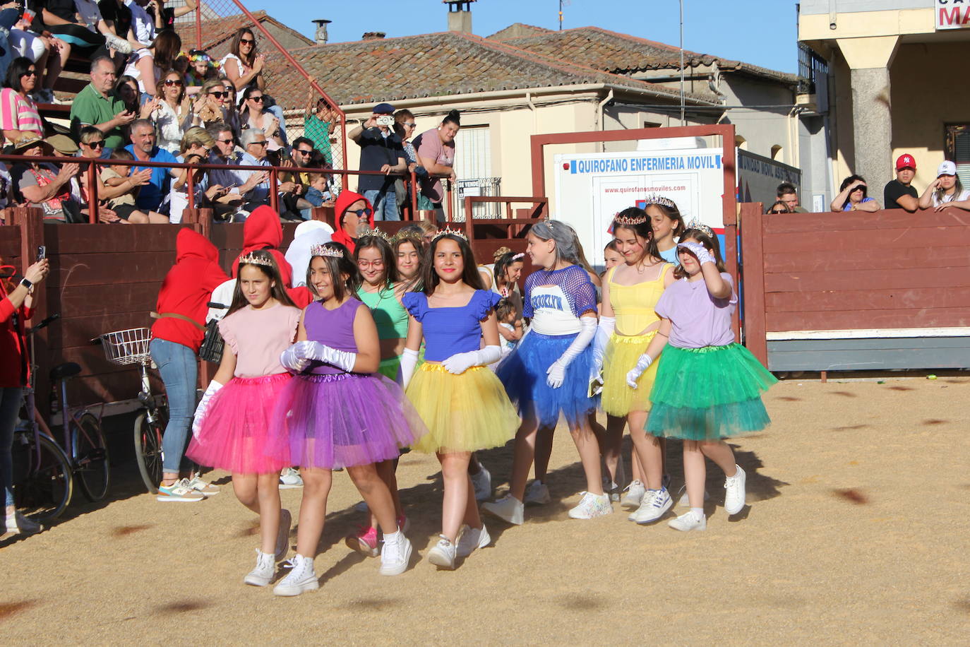 El multitudinario desfile de disfraces en la Fuente de San Esteban, en imágenes