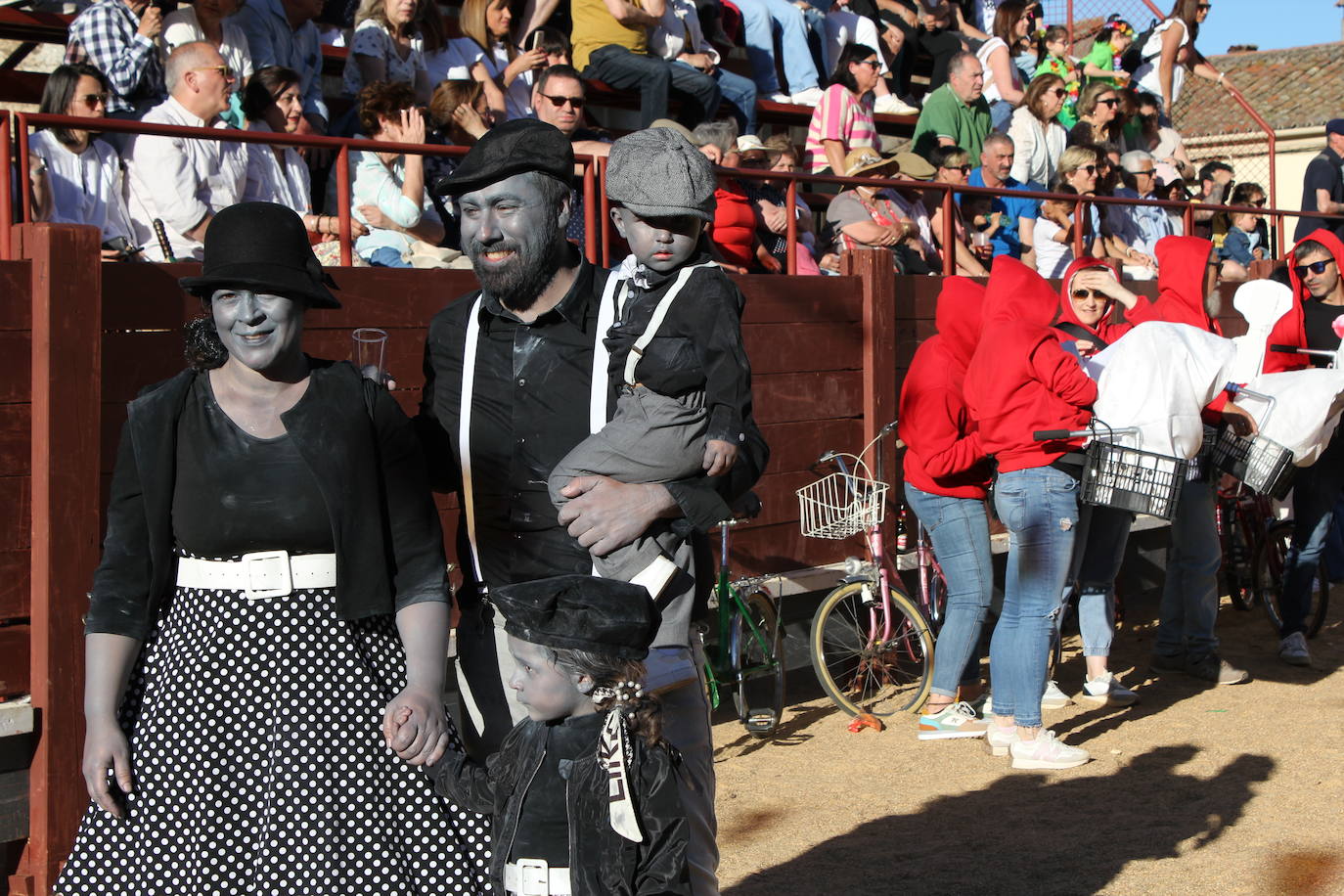 El multitudinario desfile de disfraces en la Fuente de San Esteban, en imágenes