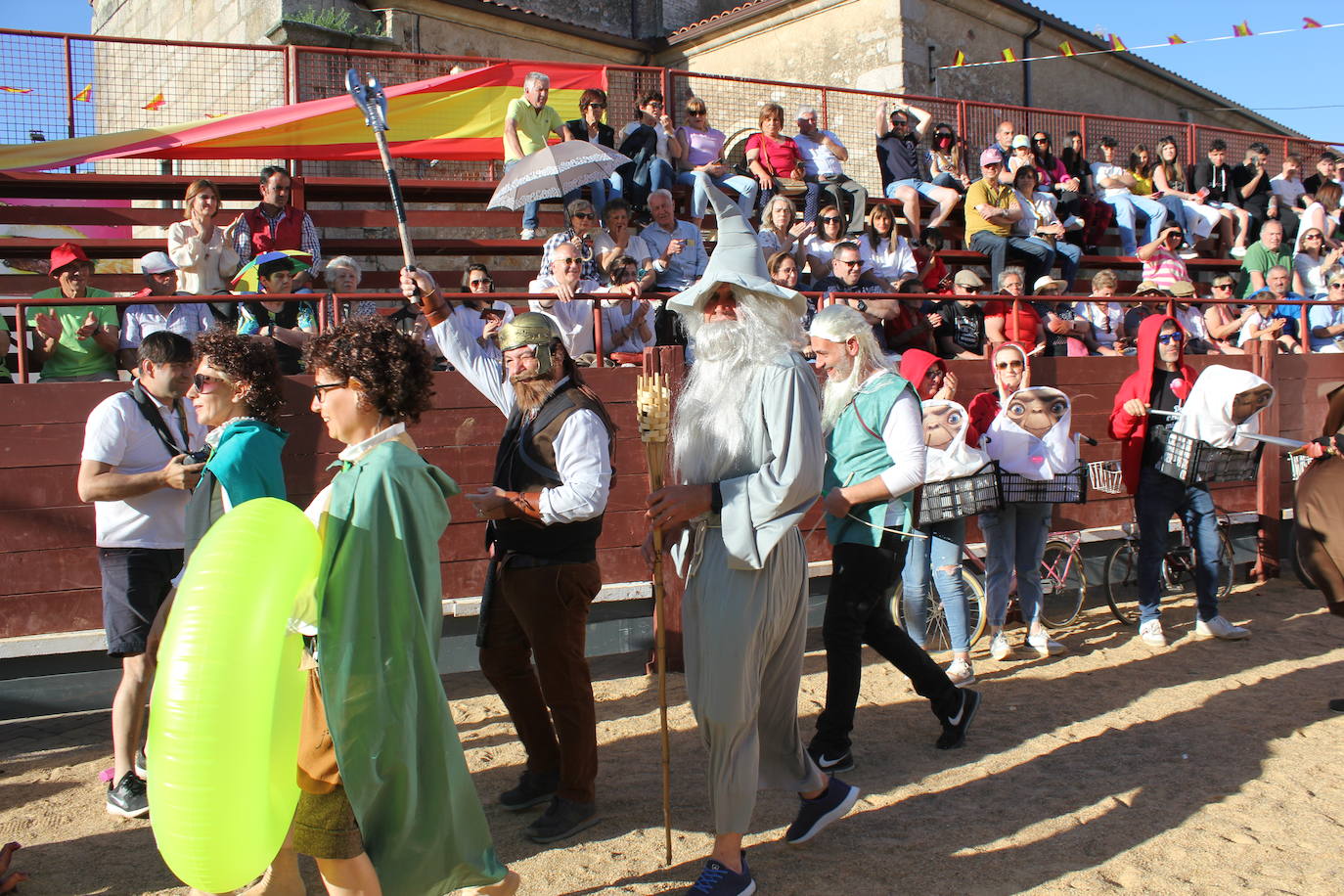 El multitudinario desfile de disfraces en la Fuente de San Esteban, en imágenes