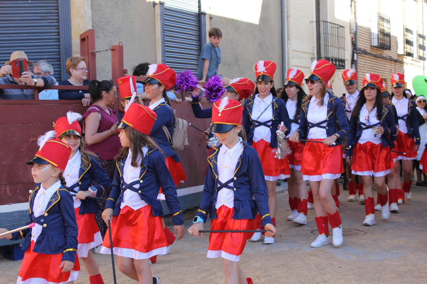 El multitudinario desfile de disfraces en la Fuente de San Esteban, en imágenes