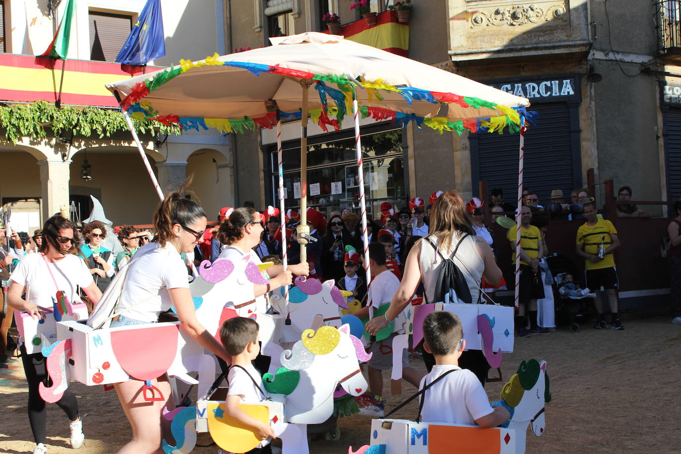 El multitudinario desfile de disfraces en la Fuente de San Esteban, en imágenes