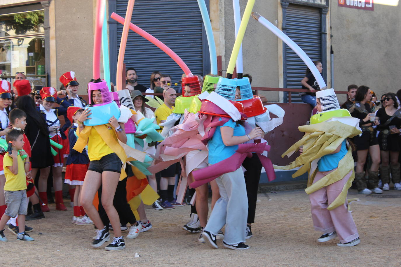 El multitudinario desfile de disfraces en la Fuente de San Esteban, en imágenes