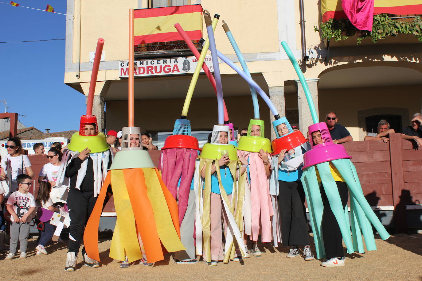 El multitudinario desfile de disfraces en la Fuente de San Esteban, en imágenes