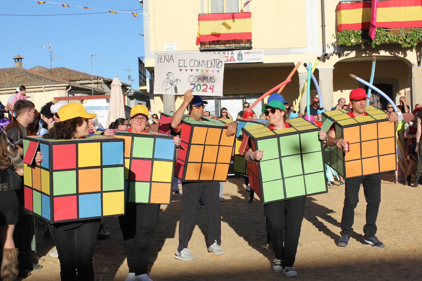 El multitudinario desfile de disfraces en la Fuente de San Esteban, en imágenes