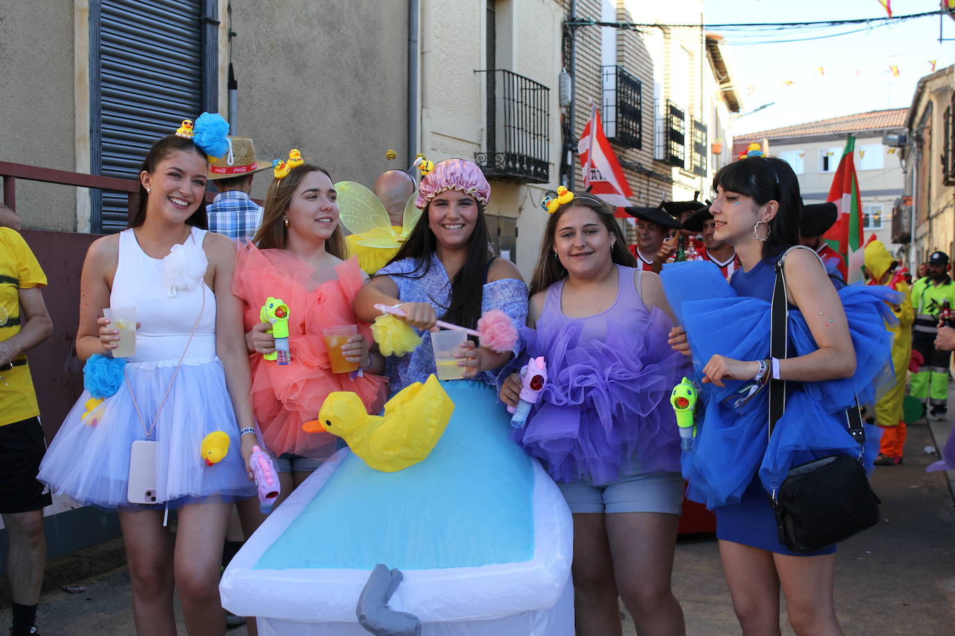 El multitudinario desfile de disfraces en la Fuente de San Esteban, en imágenes