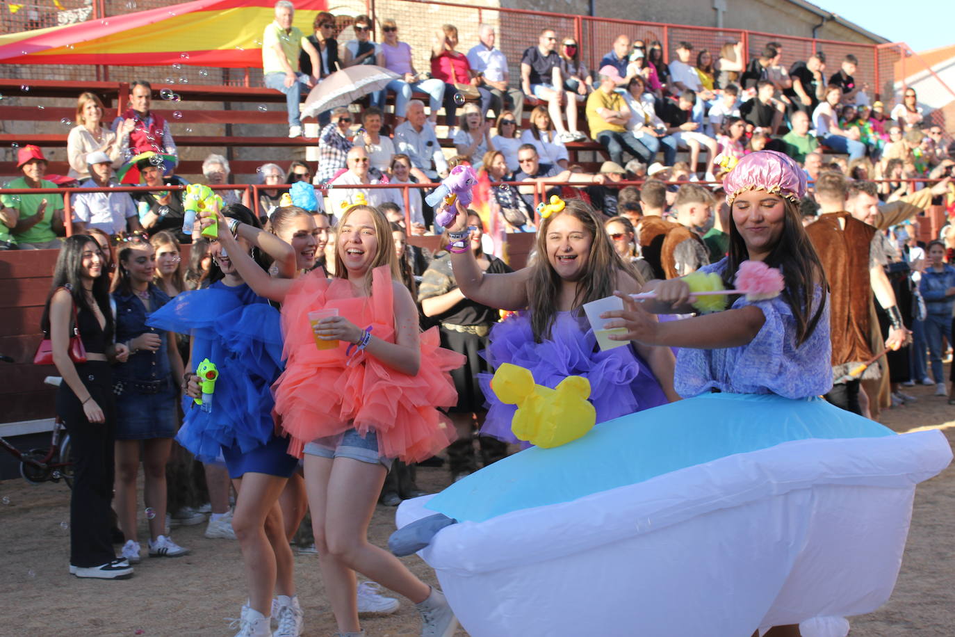 El multitudinario desfile de disfraces en la Fuente de San Esteban, en imágenes