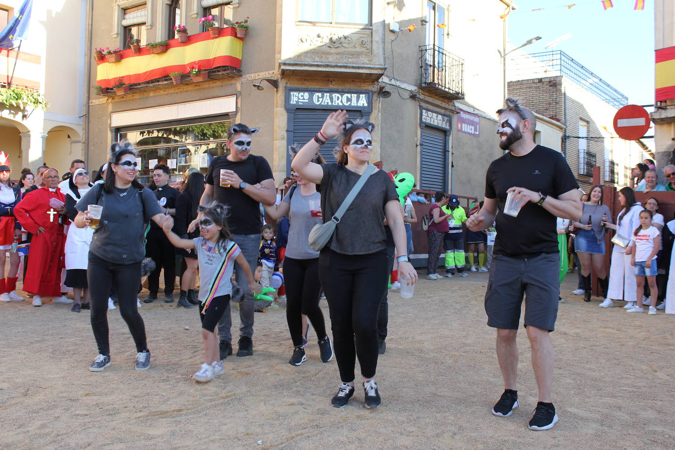 El multitudinario desfile de disfraces en la Fuente de San Esteban, en imágenes