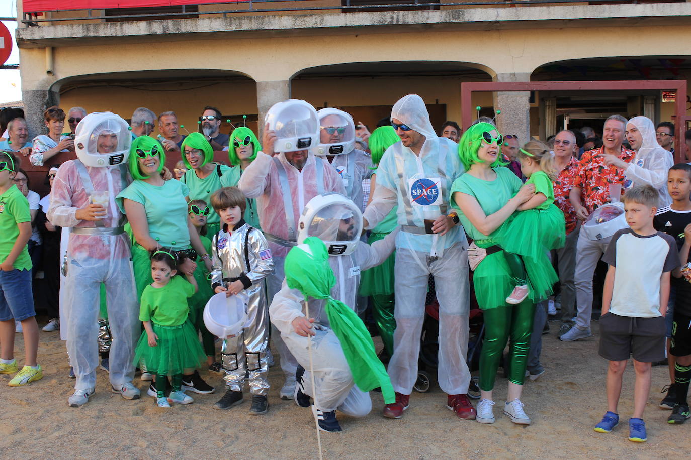 El multitudinario desfile de disfraces en la Fuente de San Esteban, en imágenes