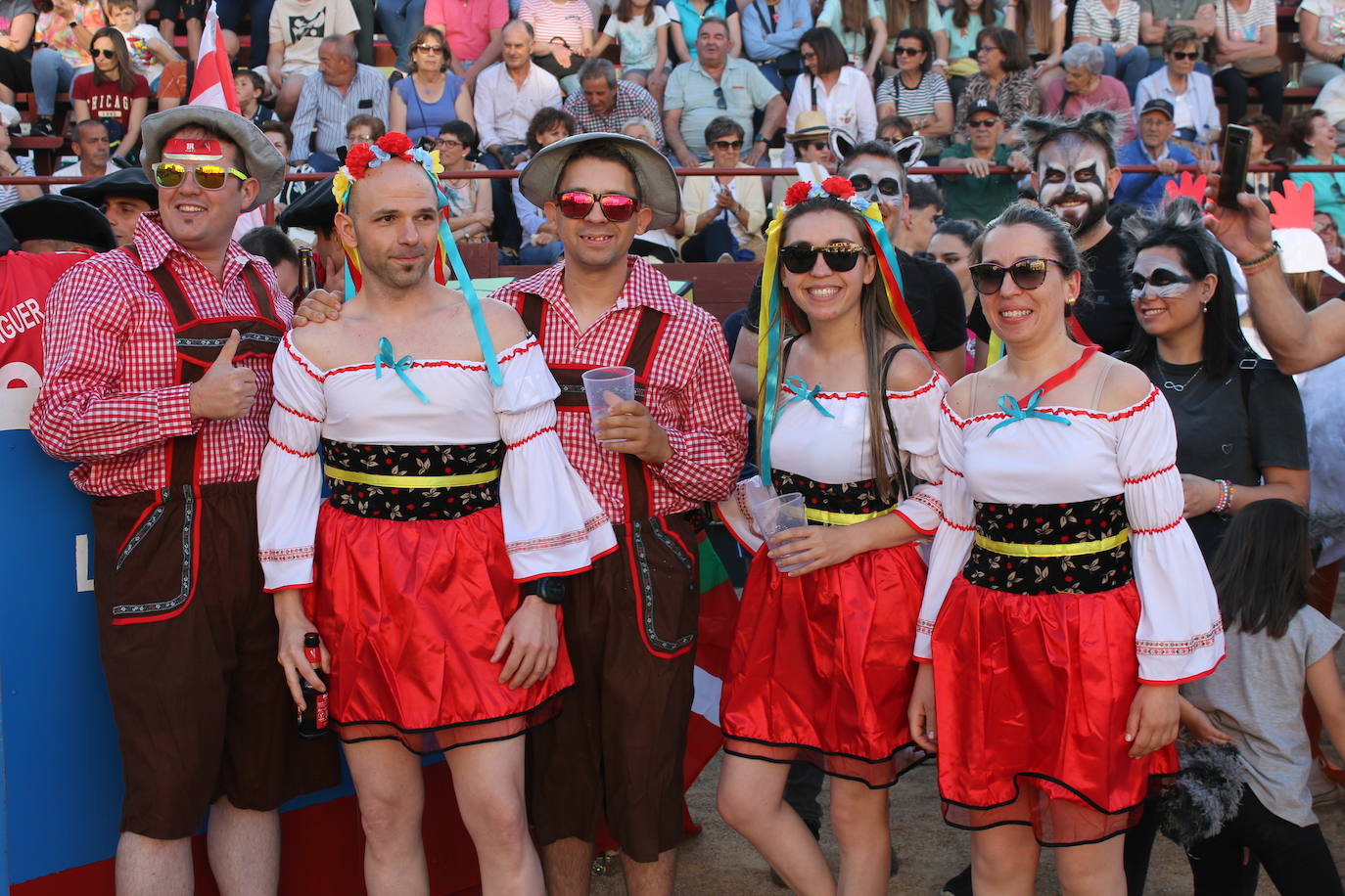 El multitudinario desfile de disfraces en la Fuente de San Esteban, en imágenes