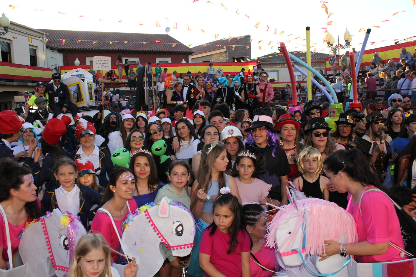 El multitudinario desfile de disfraces en la Fuente de San Esteban, en imágenes