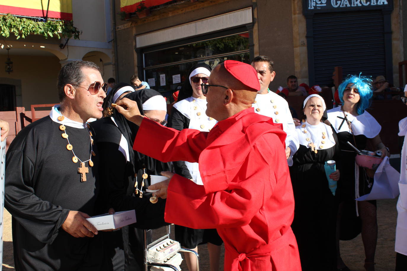 El multitudinario desfile de disfraces en la Fuente de San Esteban, en imágenes