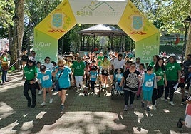 Momento de la salida de los andarines desde el centro del parque