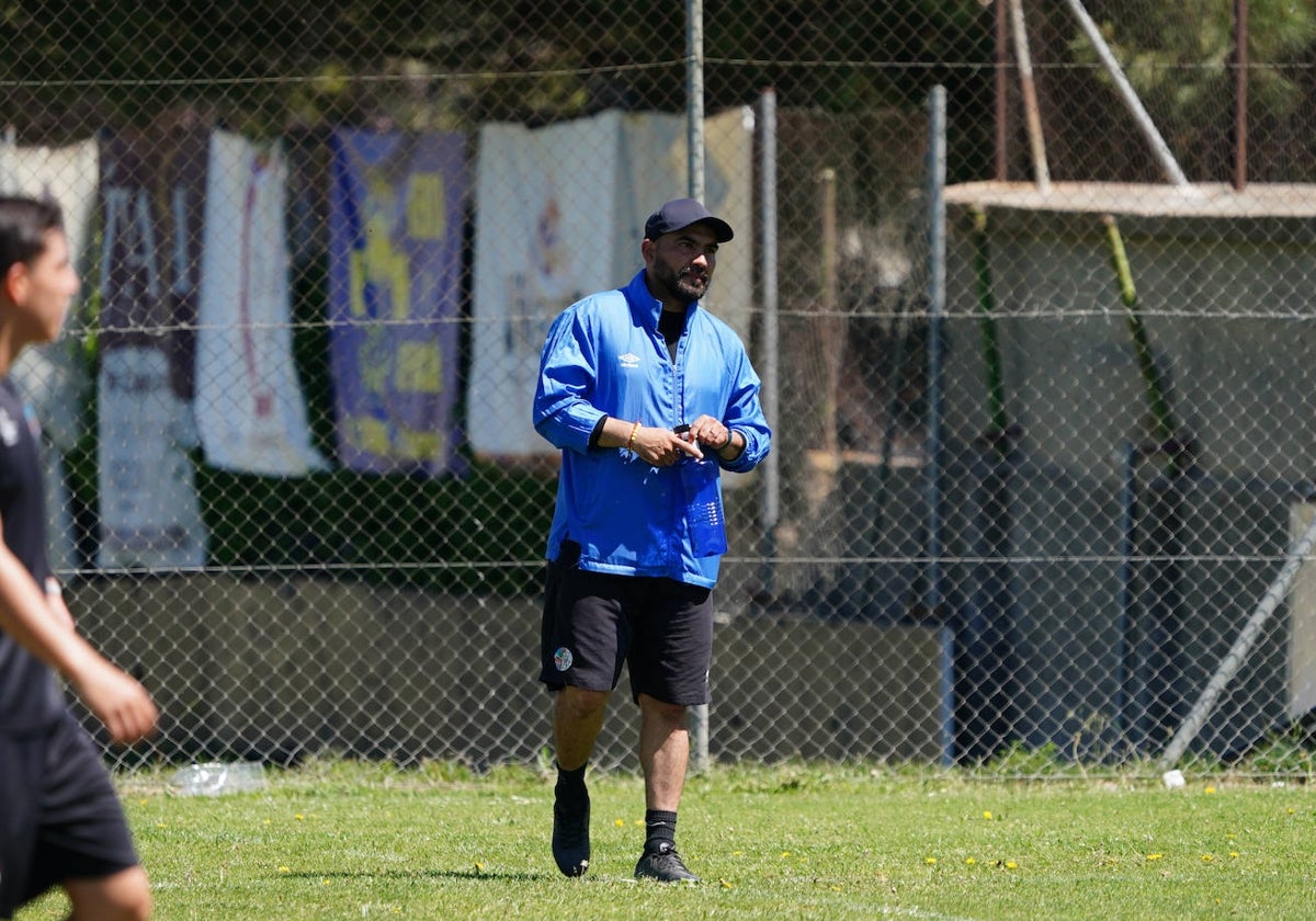 Chiapas, pensativo durante el último entrenamiento del Salamanca en el anexo.