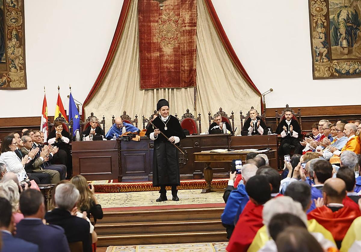 Aplauso coral de un Paraninfo lleno en el momento que Corchado recibe los atributos de rector.