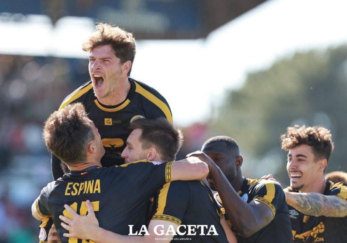 Jugadores del Salamanca UDS celebran el gol de Alvarito