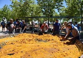 Varios voluntarios en el momento de servir y repartir la paella