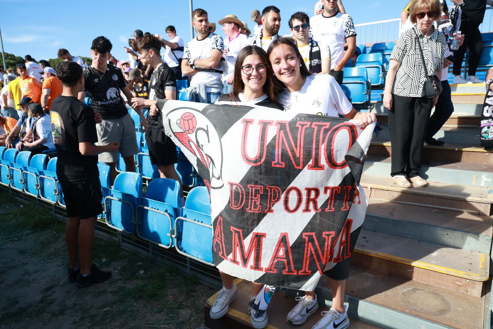 Búscate en la grada de Las Salinas en el partido del Salamanca UDS contra el Atlético Tordesillas