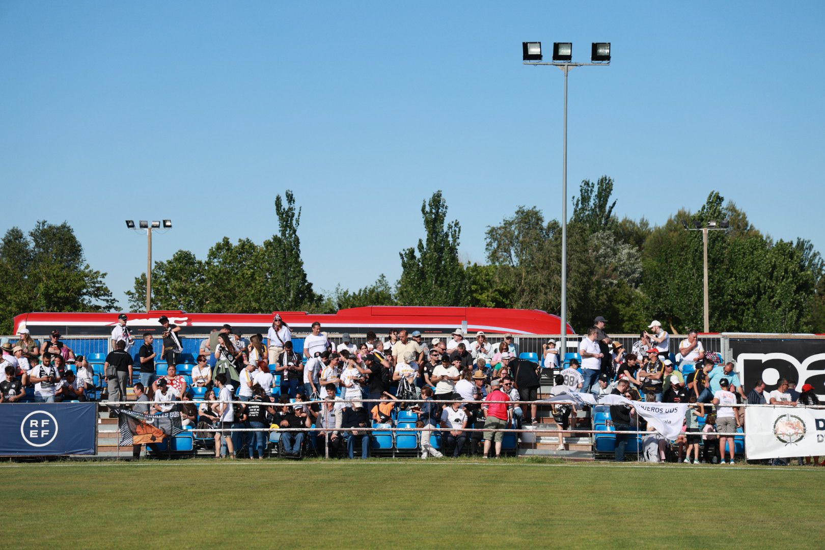 Búscate en la grada de Las Salinas en el partido del Salamanca UDS contra el Atlético Tordesillas