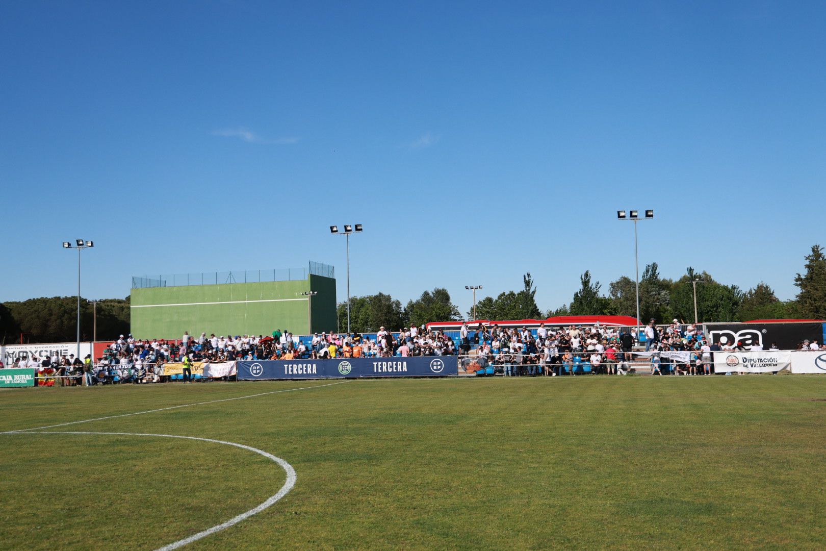 Búscate en la grada de Las Salinas en el partido del Salamanca UDS contra el Atlético Tordesillas